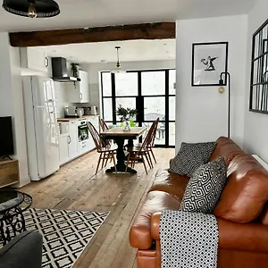 Stunning 3 Bedroom & 2 Bathroom With Patio Holiday home Brighton